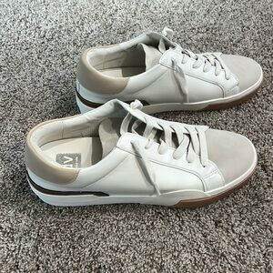 NWOT Cream/Nude with Gold accent DV Dolce Vita HARRYSON sneakers, Size 10